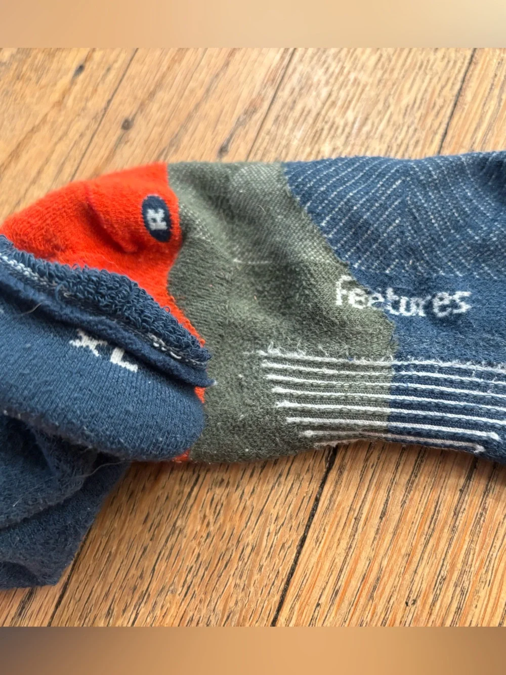 Features men’s ankle tab running socks